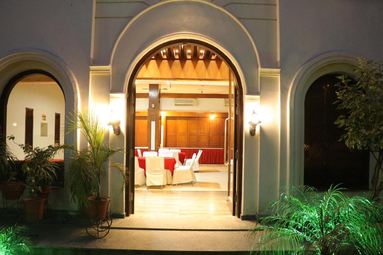 Hotel Pushap Palace Patiāla Exteriör bild